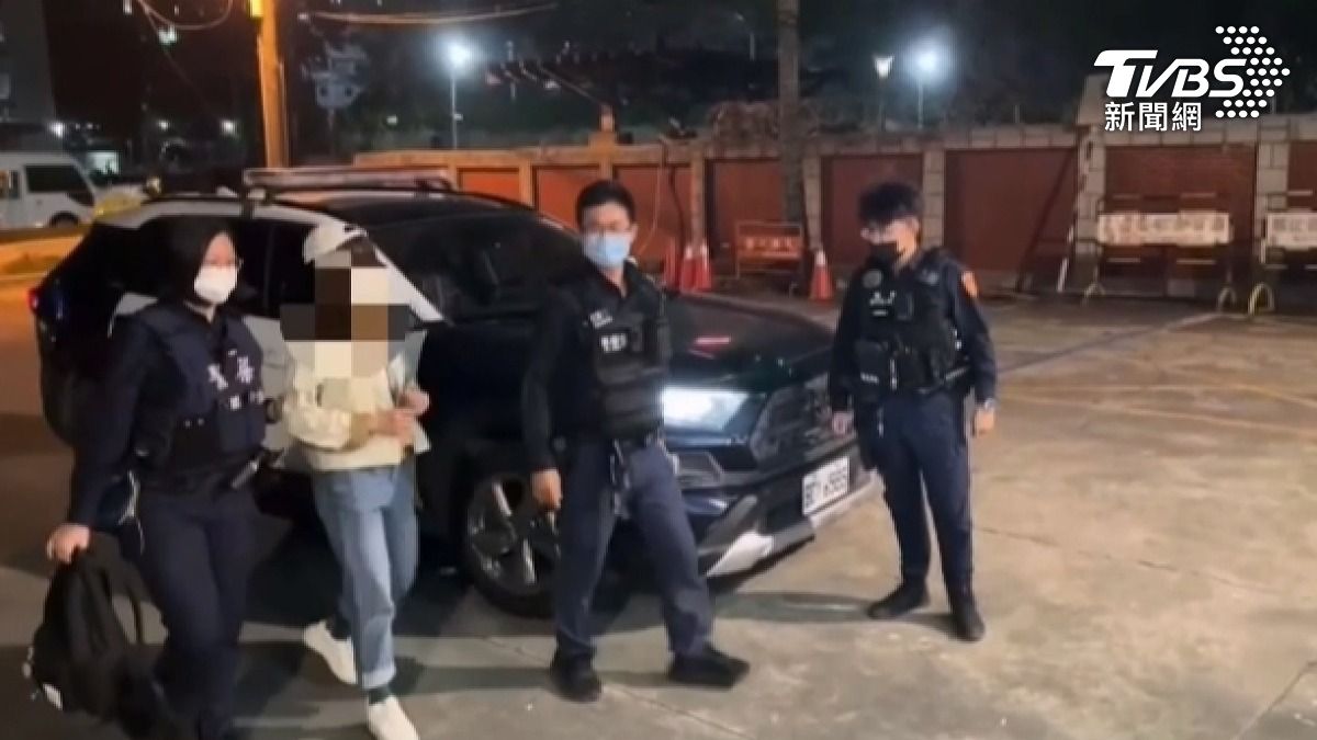 曹雅雯出席活動時,劉姓女粉絲也現身會場,嚇得曹雅雯立即報警,警方依違反跟騷法逮捕。(圖/TVBS)