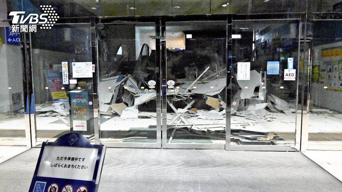 日本東北7.5強震造成災情。(圖/達志影像美聯社)