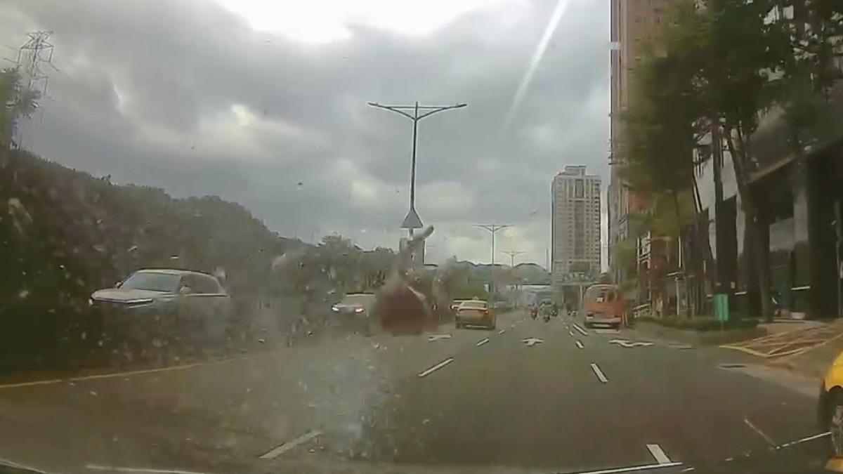 新北市永和環河西路，突然有陶瓷塊從天而降，砸毀路過車輛擋風玻璃。 (圖／Threads o915.z 授權)