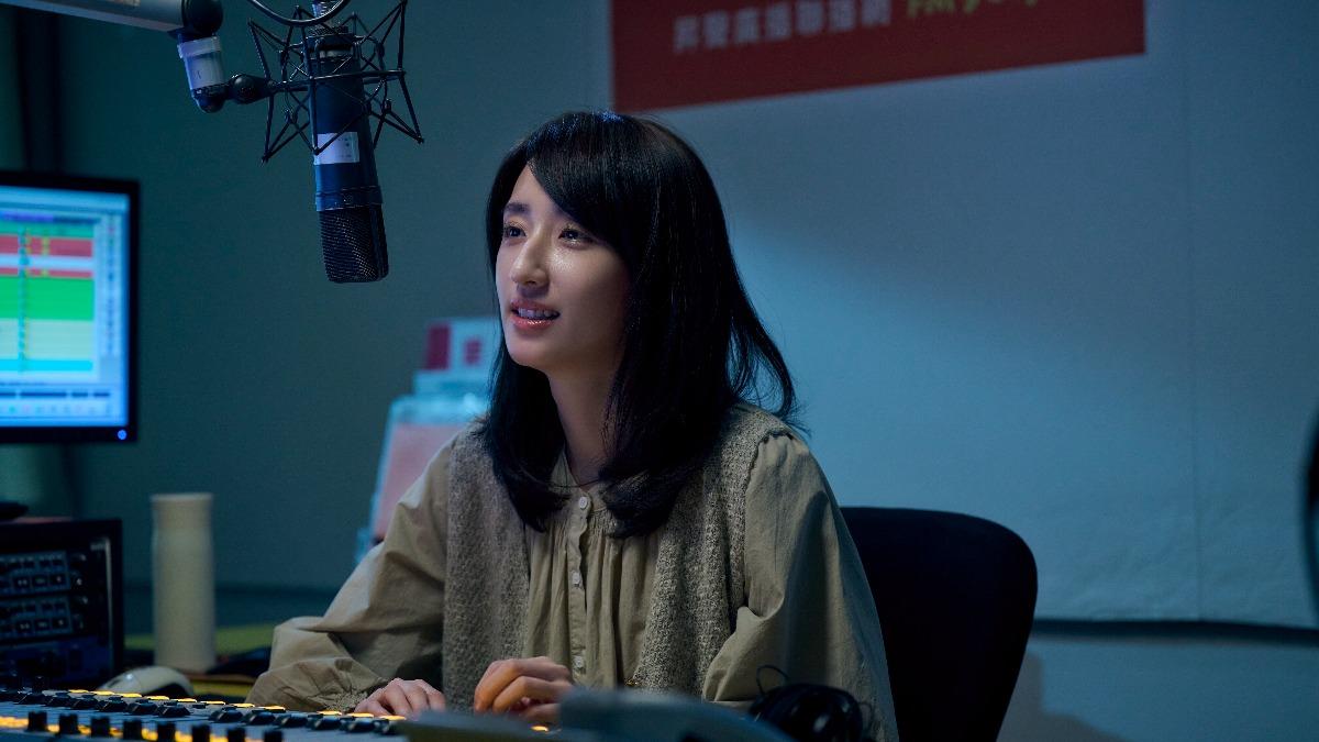 柯佳嬿飾演後天失明的電台DJ。（圖／Netflix提供）