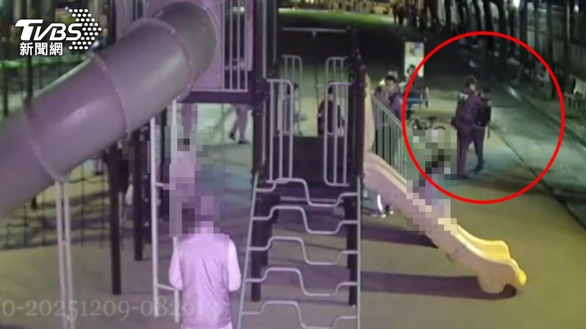 父護5歲子，動手推國中生，其他人出面阻止爆衝突，警方到場還是相當激動。（圖／TVBS）