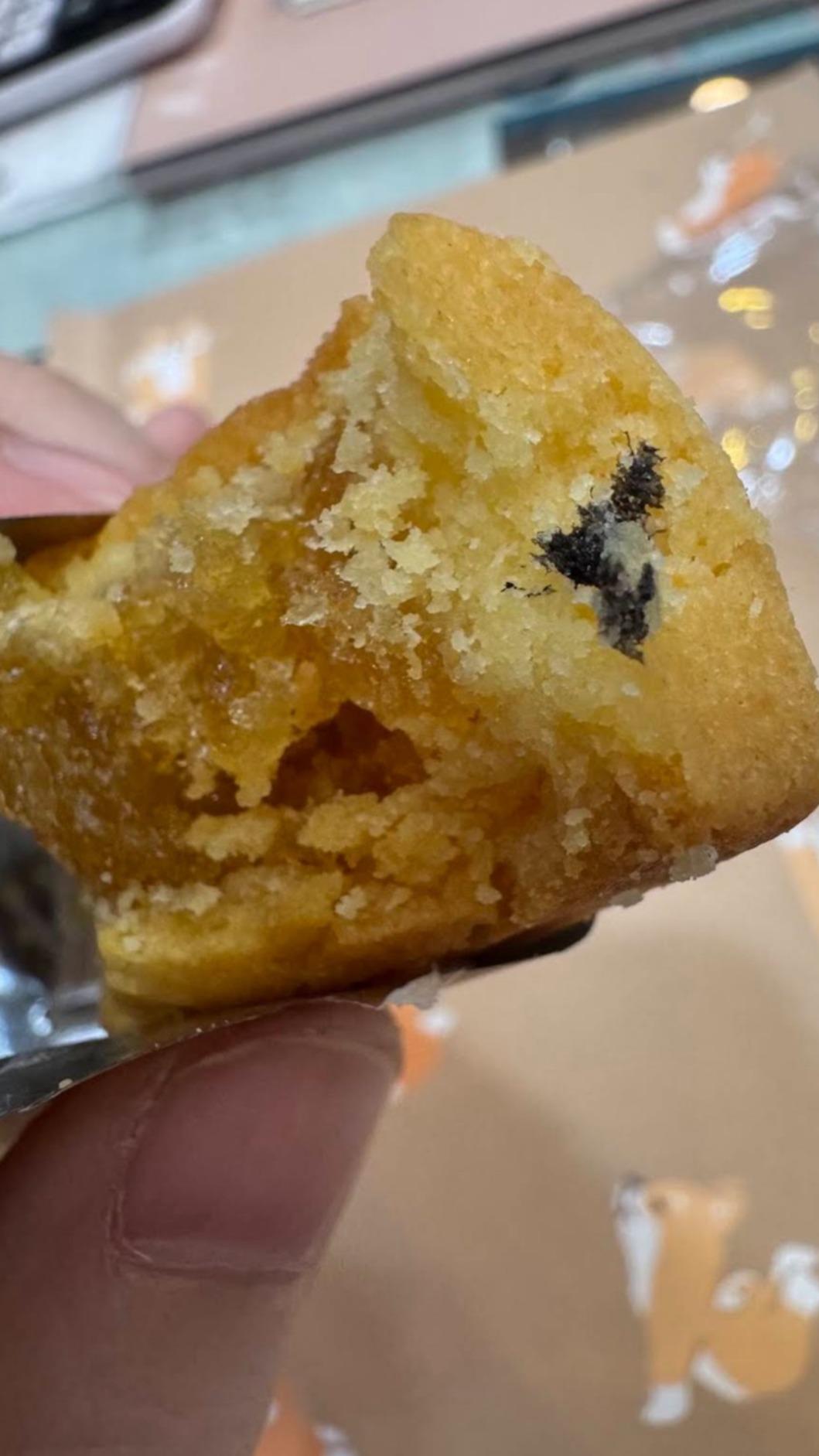 鳳梨酥內出現黑色異物。(圖/翻攝自Google Map)