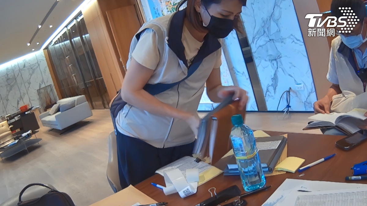 檢調單位已公開搜索三地集團的畫面，揭露鍾嘉村涉嫌與能源公司合作在屏東光電案中不法獲利的情況。（圖／TVBS）