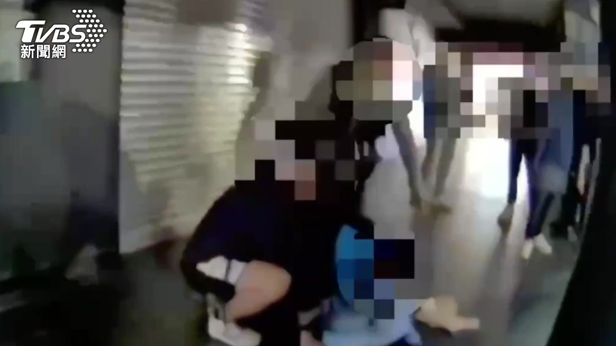 嫌犯被熱心路人阻攔後遭警方逮捕。(圖/TVBS)