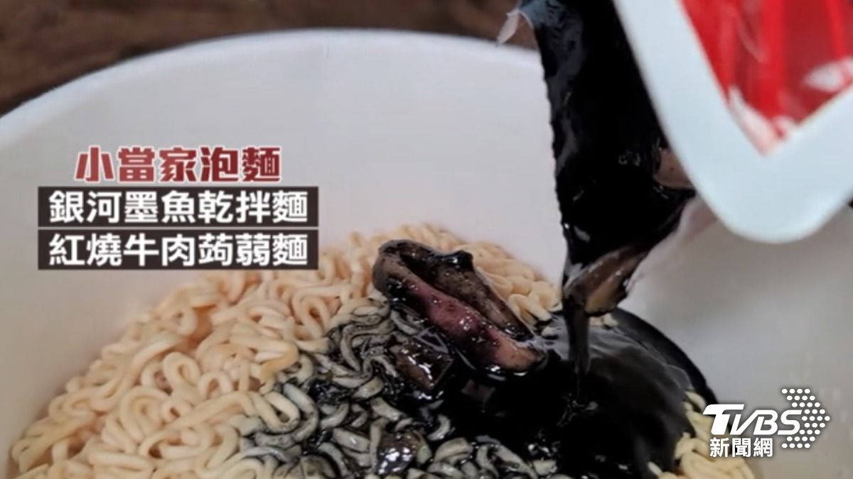 超商攜手經典料理動畫《廚神小當家》推出「銀河墨魚乾拌麵」。（圖／TVBS）