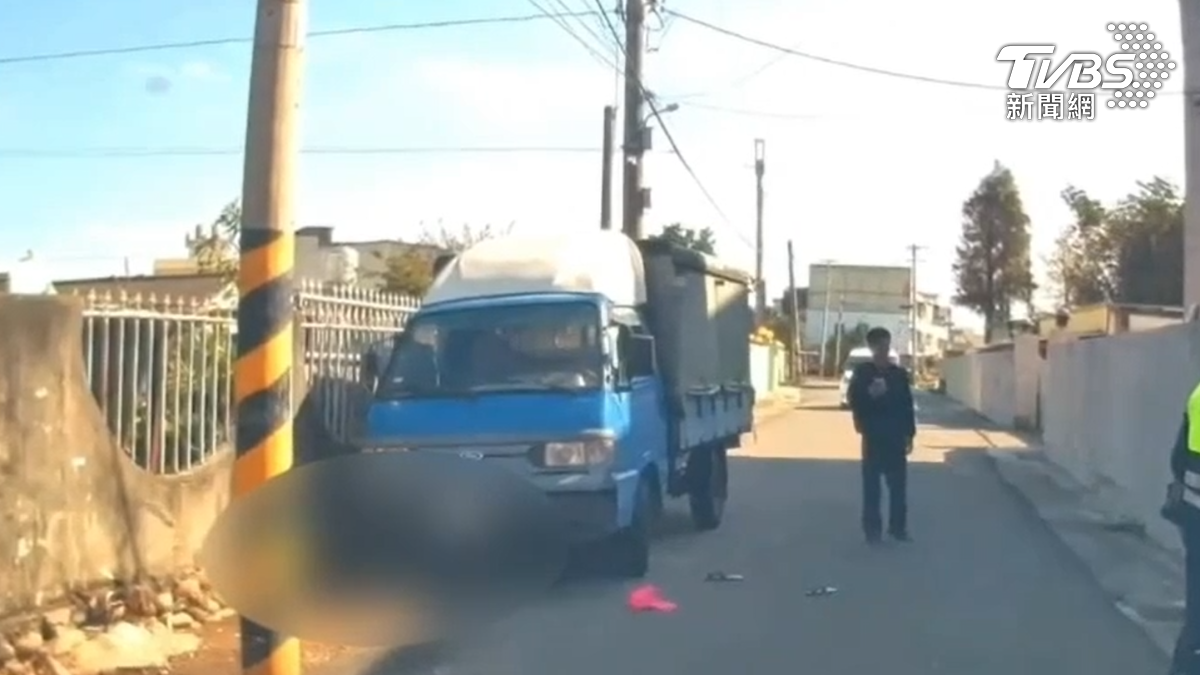 陳男從小貨車上被拉下來。(圖/TVBS)