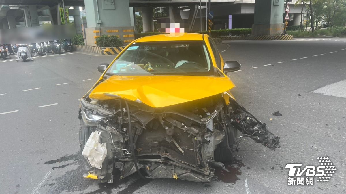 計程車車頭全毀。(圖/TVBS)