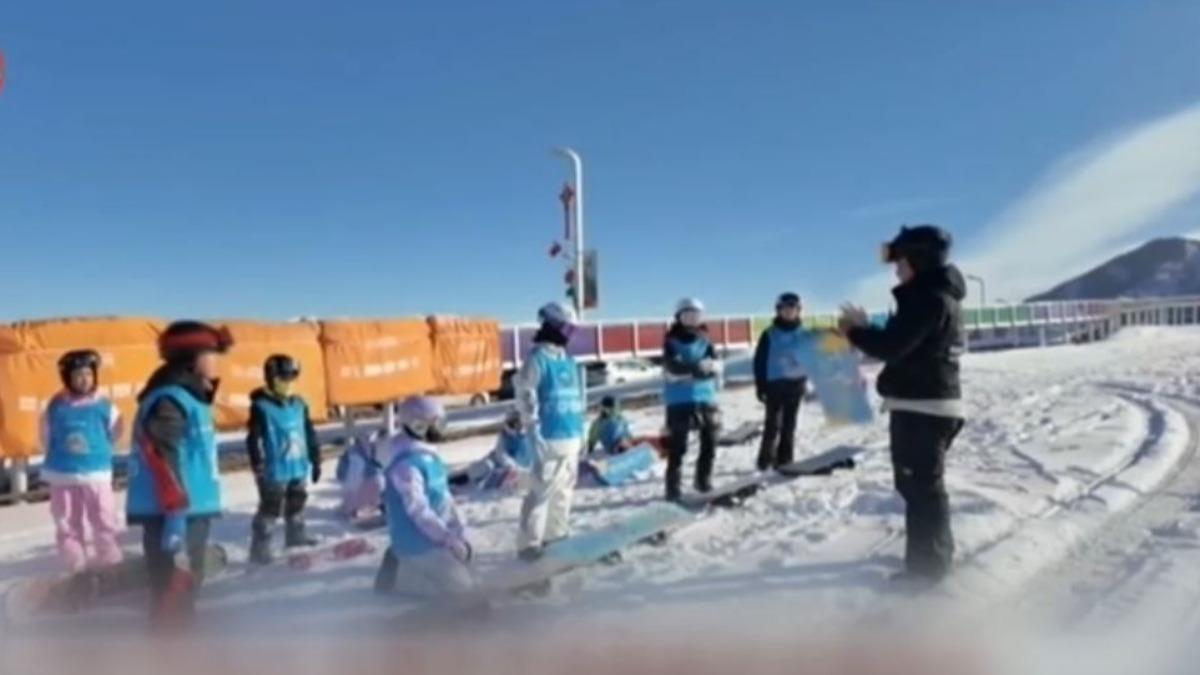 已羨慕!新疆中小學放9天「雪假」,當地雪場迎來旺季。(圖/東方衛視)