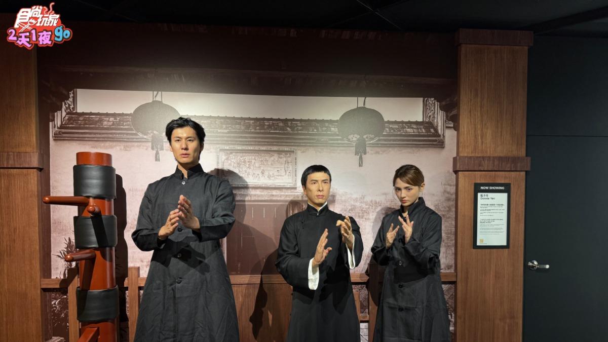 風田(左)和朵拉與甄子丹蠟像站在一起,一時讓人分不清真假。(圖/TVBS)