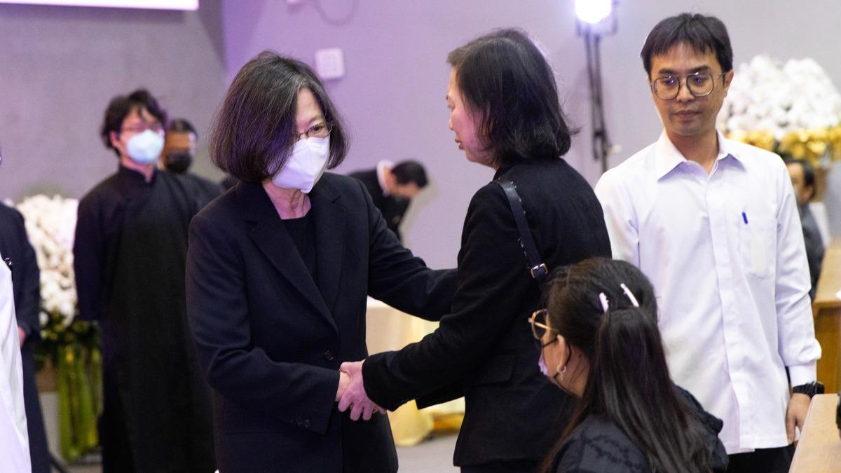 前總統蔡英文出席陳耀昌告別式，並關懷慰問其家屬。（圖／文化部提供）