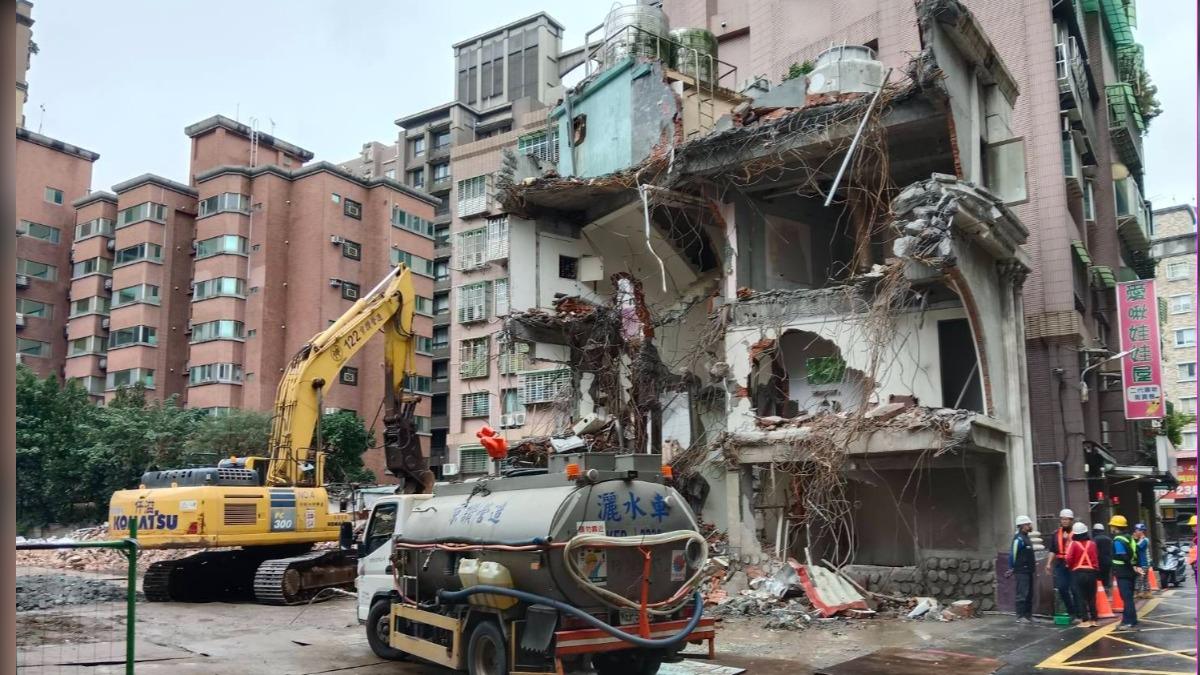 天降石塊雨！板橋工地拆房三度出包　工務局勒令停工