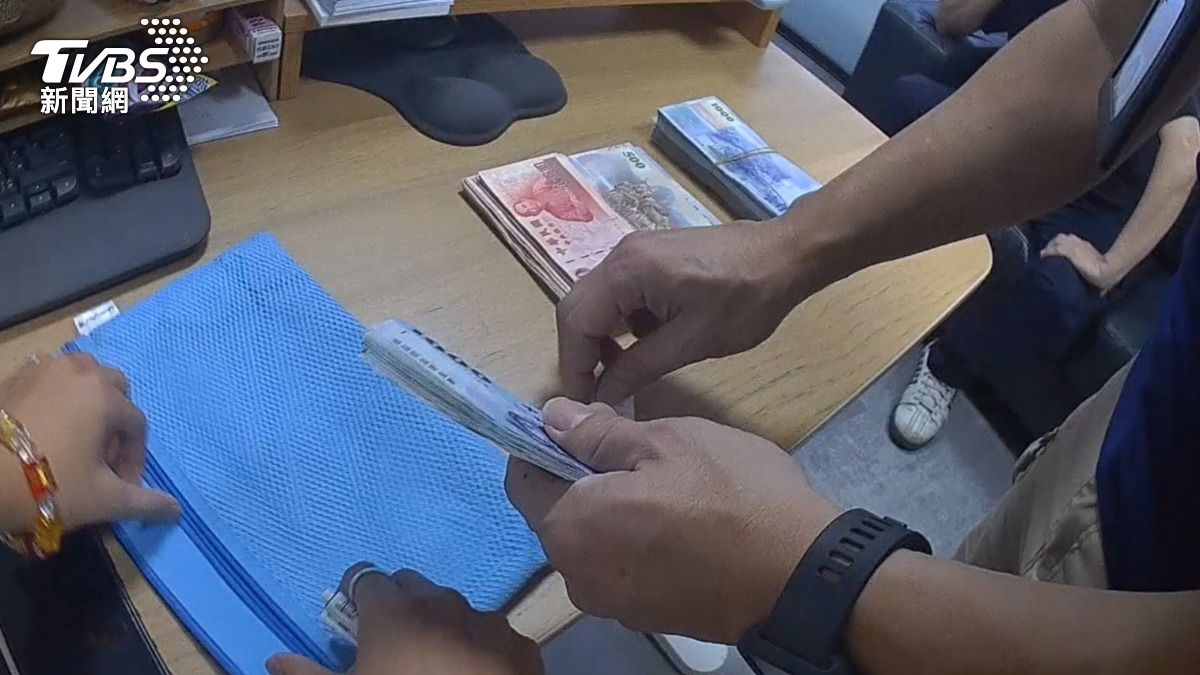 檢警搜索查扣現金、虛擬貨幣等證物。(圖/TVBS)