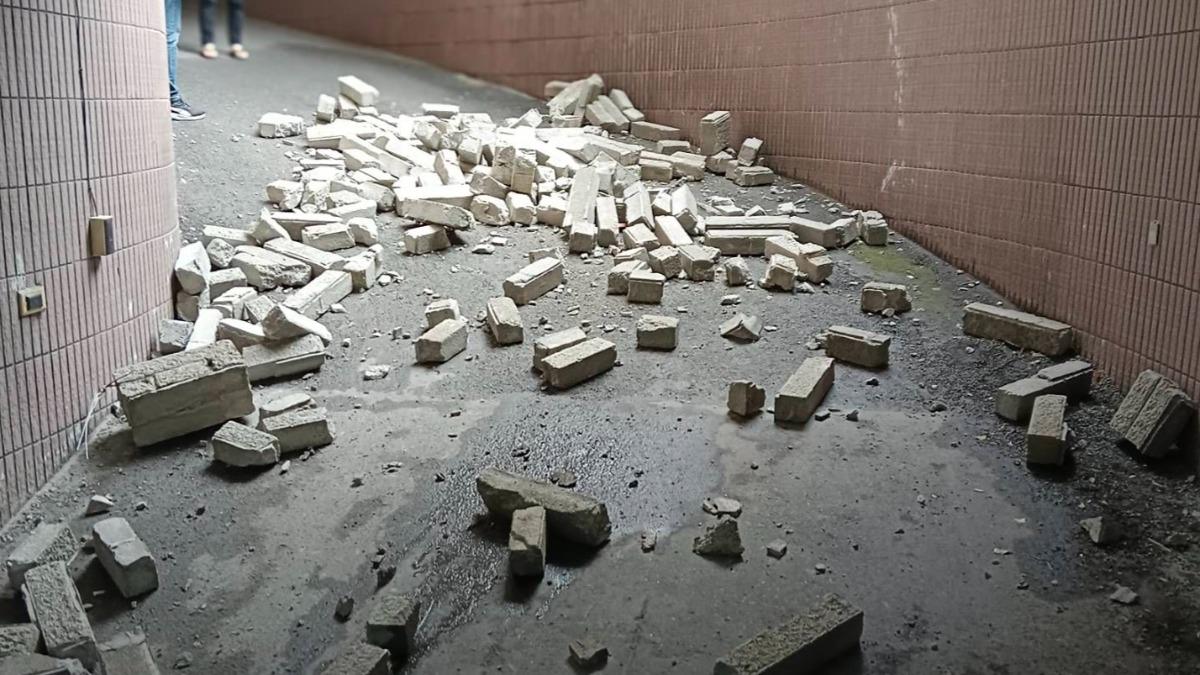 社區車道降下大量碎石磚塊，連瓦斯都疑似遭砸破裂。（圖／翻攝畫面）