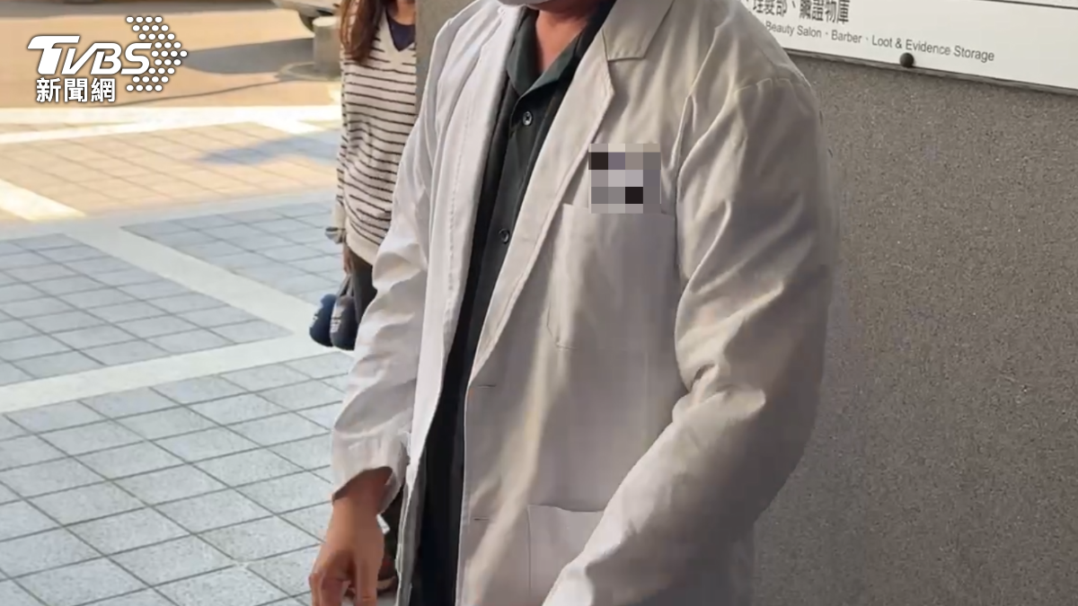 主播父特地穿愛子的衣服。(圖/TVBS)
