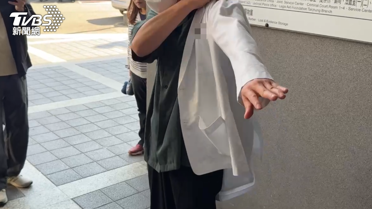陳父穿上愛子的白袍。（圖／TVBS）