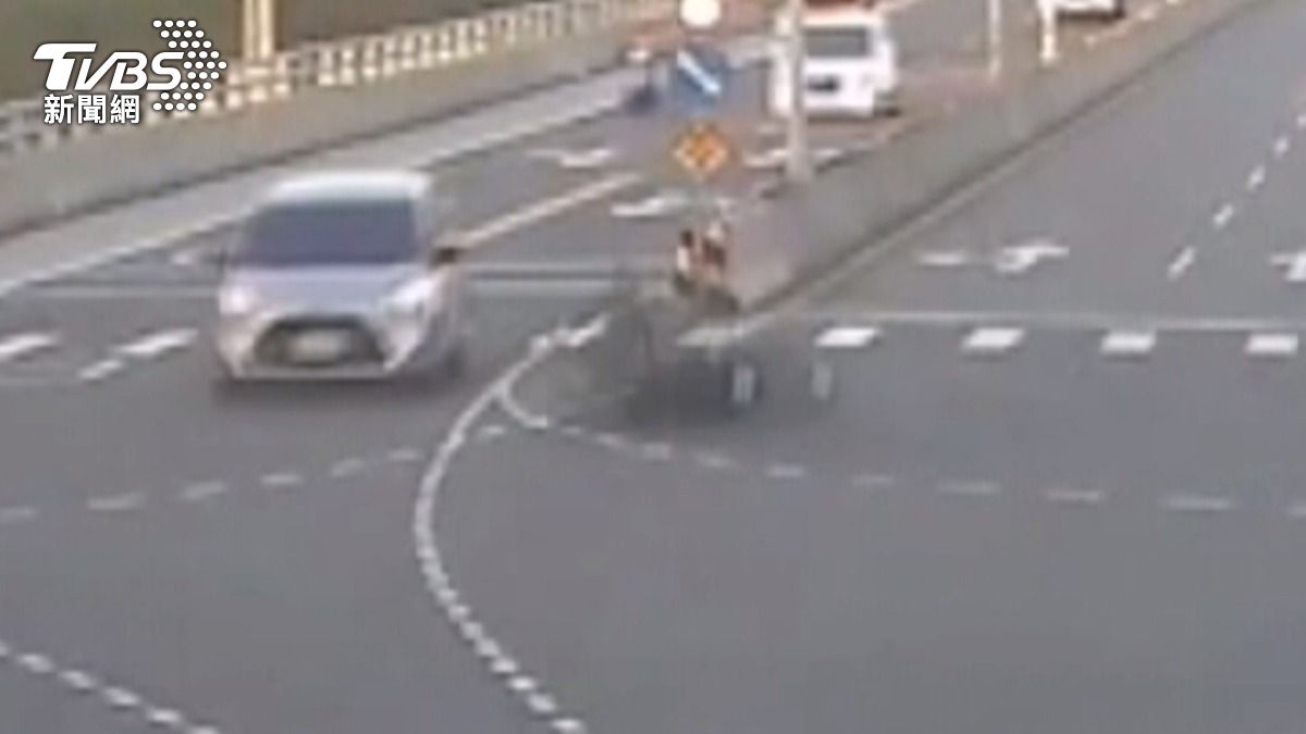 闖紅燈騎士遭捲車底！10路人合力抬車救援　頭部卡住驚險一刻全被拍。(圖／TVBS)