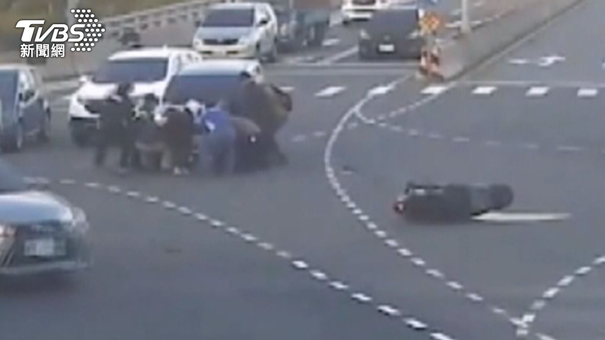 苗栗男闖紅燈卡車底　１０路人合力抬車救人。(圖／TVBS)
