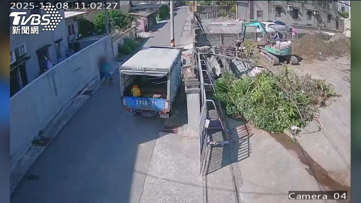 雲林男返家慘遭鄰居持刀砍頭!「5公分傷口」血流如注 警方緊急對峙逮人。(圖/TVBS)