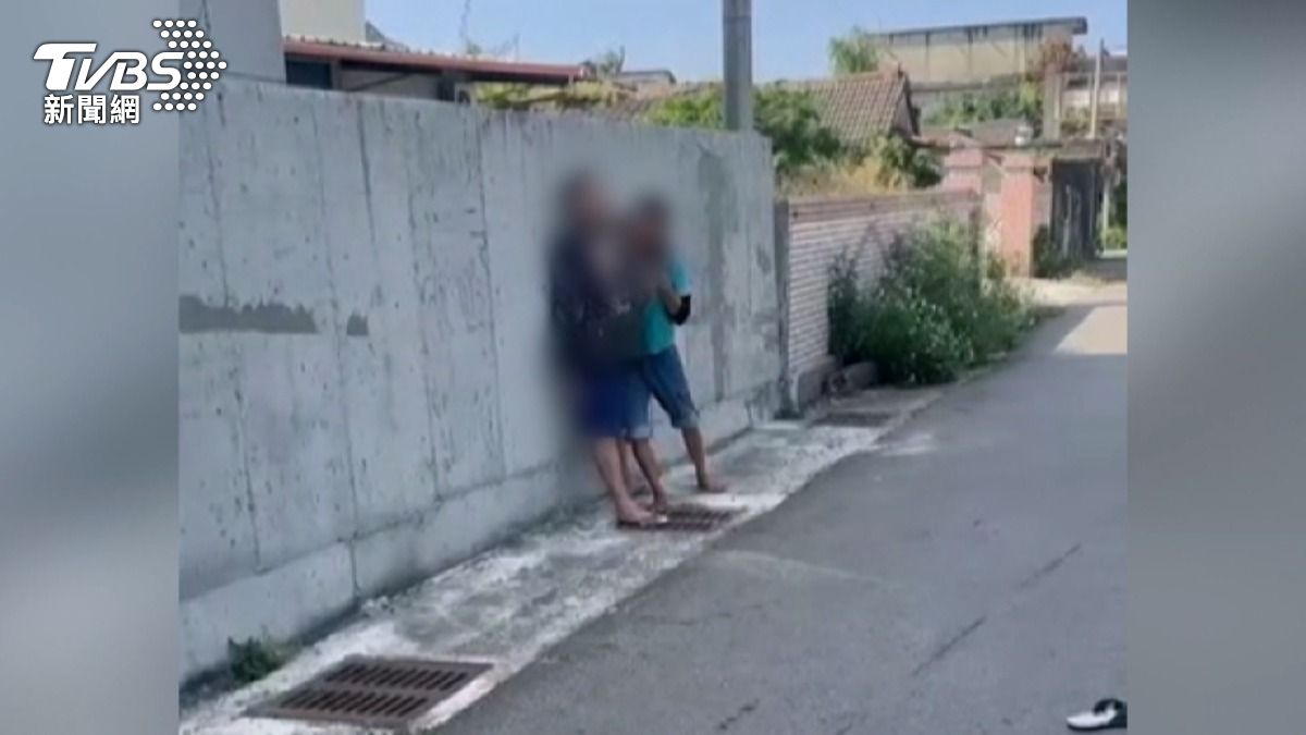 雲林男返家慘遭鄰居持刀砍頭!「5公分傷口」血流如注 警方緊急對峙逮人。(圖/TVBS)