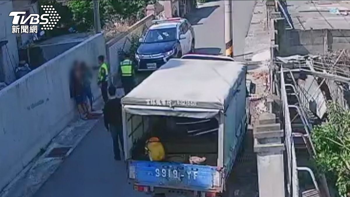 雲林男返家慘遭鄰居持刀砍頭!「5公分傷口」血流如注 警方緊急對峙逮人。(圖/TVBS)