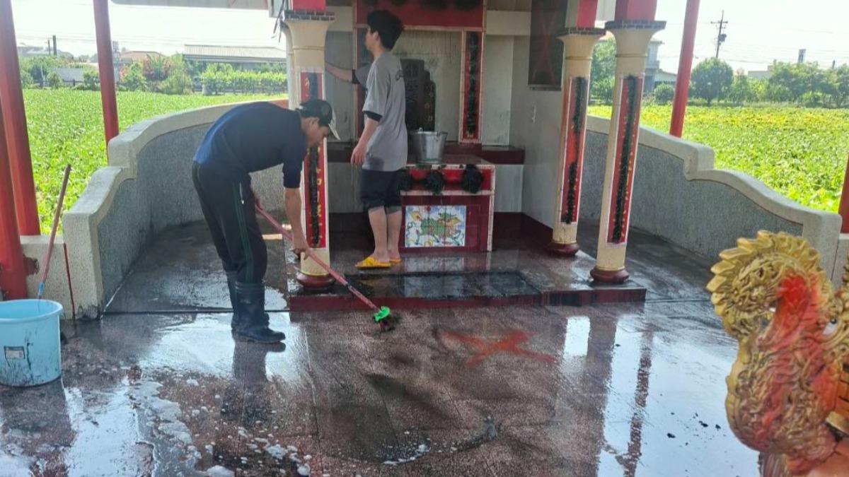 超過70年香火的土地公廟遭人潑黑漆。(圖/民眾提供)