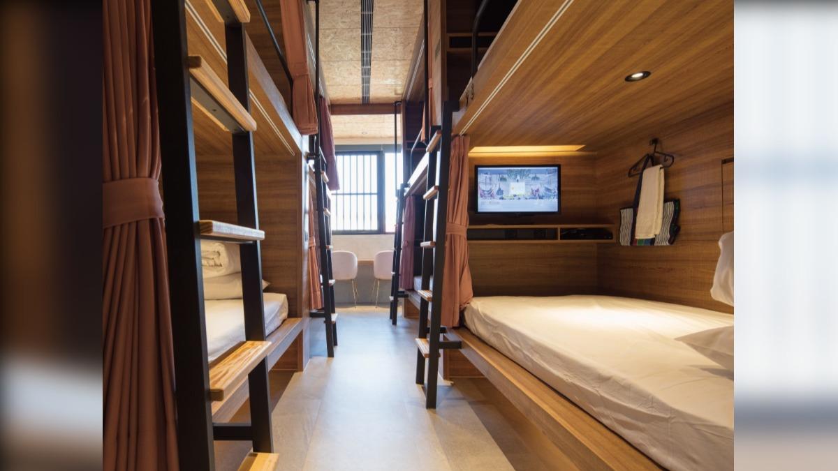 台南一家鄰近知名小吃區的旅館，因合約糾紛無預警停業，讓預訂住宿的旅客，求助無門。（圖／翻攝業者官網）
