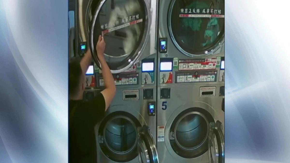 男子將檳榔渣、菸蒂以及飲料杯丟入烘衣機,導致民眾的衣物幾乎全毀。(圖/業者提供)