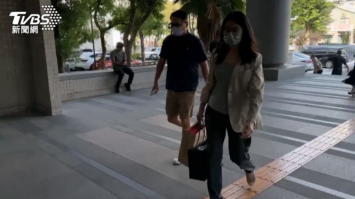 面臨天價保釋金,家屬籌措了一整晚,隔天中午,才由鍾嘉村兒子帶著匯款單,到場辦理手續。(圖/TVBS)