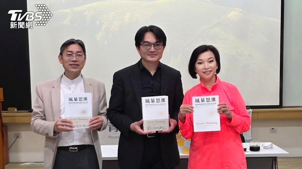 《風暴思維》黃兆璽(中)以危機管理、全面影響為題進行演講,周學鏵理事長(左)、台中校友會長邱于珊(右)肯定「善意框架」是化解傳播危機的重要關鍵。(圖/東海大學 提供)