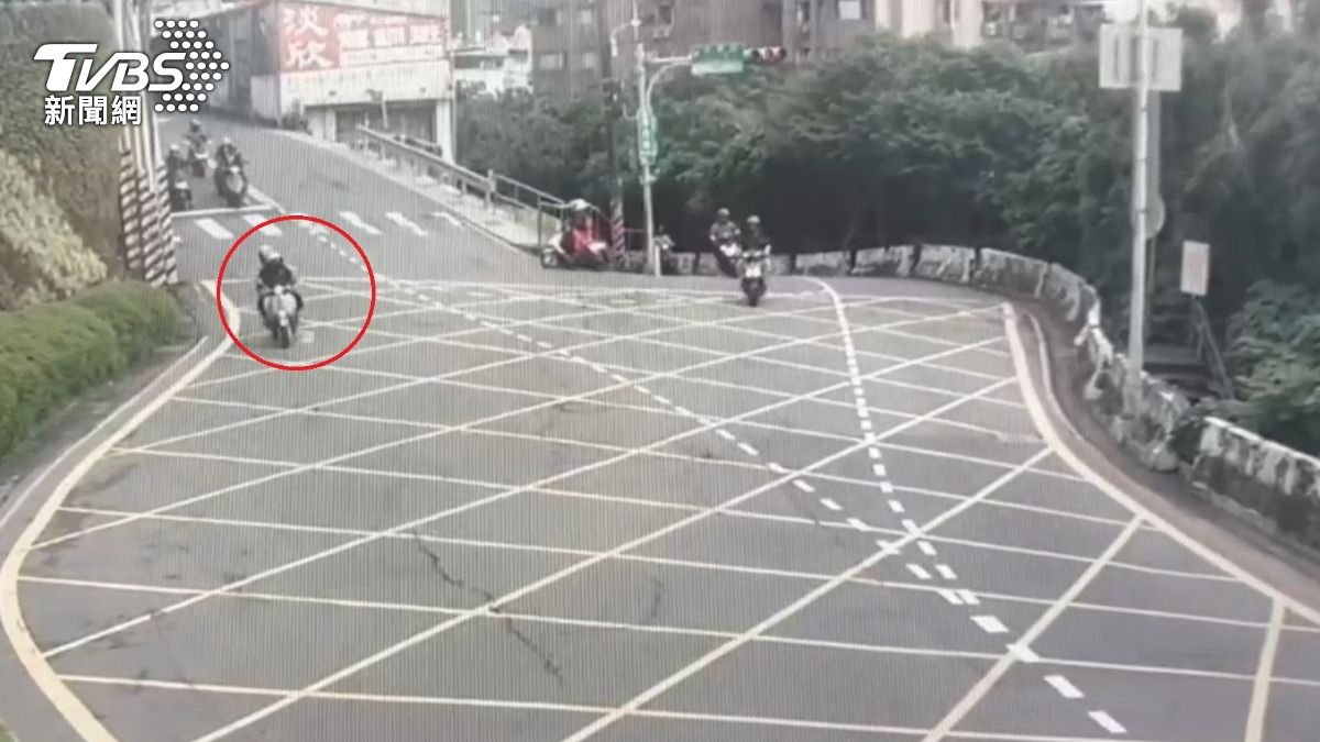 郭姓強盜通緝犯毒駕還闖紅燈,當場被巡邏員警逮個正著。(圖/TVBS)