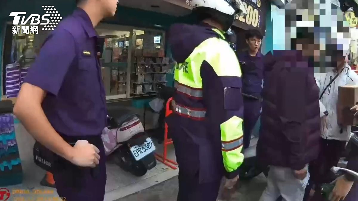 郭姓強盜通緝犯毒駕還闖紅燈,當場被巡邏員警逮個正著。(圖/TVBS)