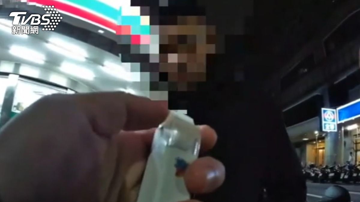 騎士遭搜喪屍煙彈,唾液快篩呈陽性反應。(圖/TVBS)