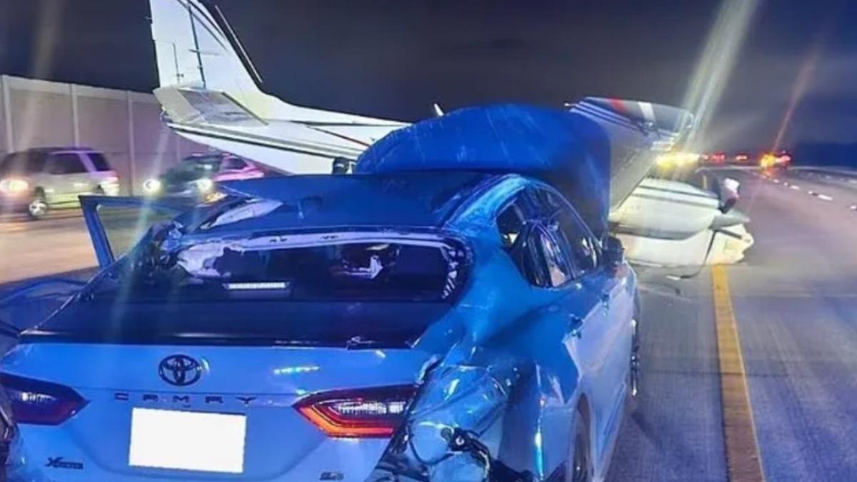 美小飛機引擎故障！迫降高速公路撞轎車　駕駛竟毫髮無傷