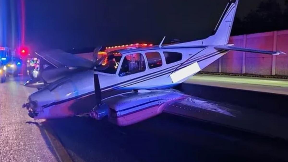 飛機迫降在高速公路。(圖/翻攝自 Brevard County Fire Rescue)