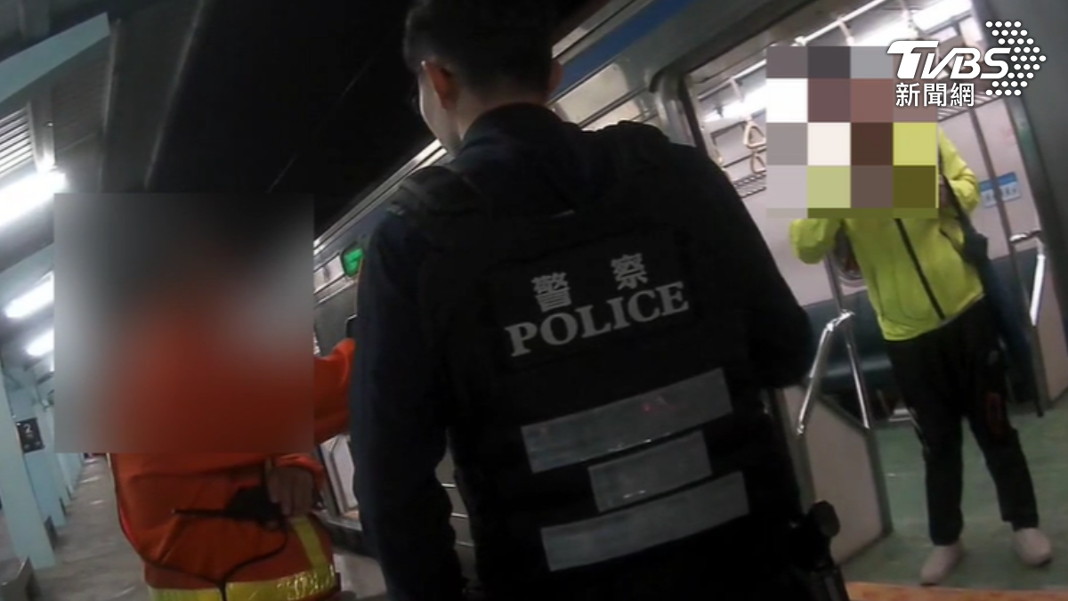 乘客和站務員爆肢體衝突,導致列車延誤3分鐘。(圖/TVBS)