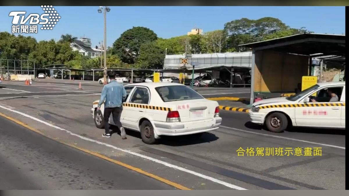 驚險!學員練習道路駕駛誤踩油門 教練車"衝進候考區"嚇壞教練