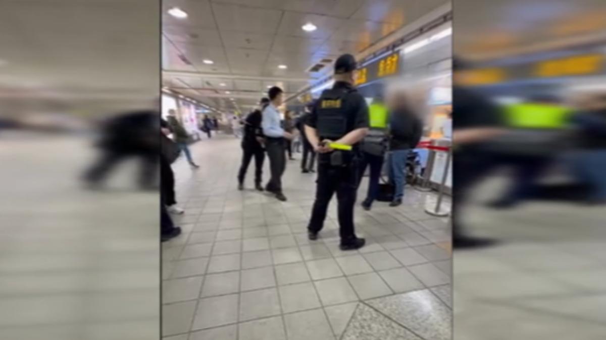 偷拍男遭揪住,警方趕抵現場逮人。(圖/被害人提供)