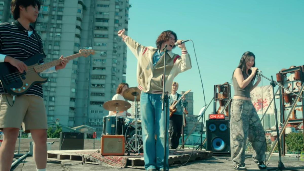 帕拉斯演出〈恆星不忘〉MV。（圖／翻攝自相信音樂YT）