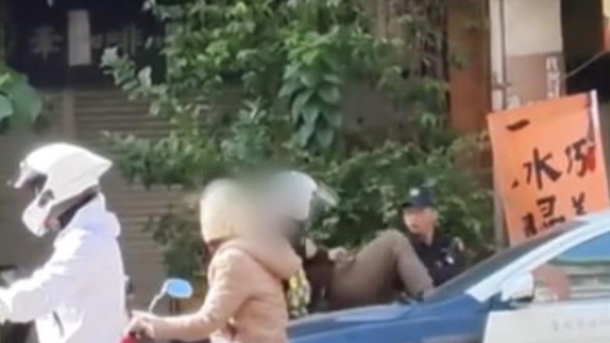 台南一名56歲阿伯被三名員警合力扛上警車。（圖／Threads@hansonmuoo)