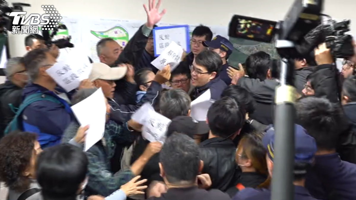 近百警力出動 自救會與警方發生嚴重推擠(圖/TVBS)
