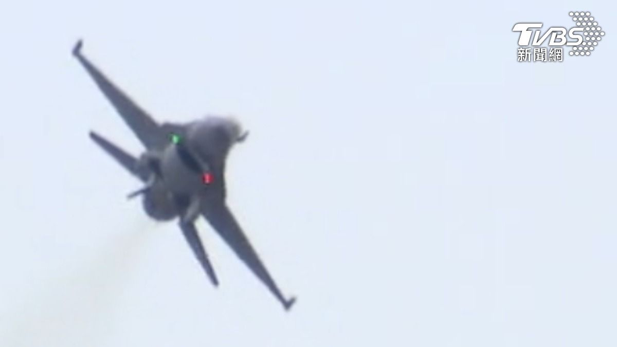 空軍F-16飛官G力昏迷急墜,及時甦醒平安降落。(圖/TVBS)
