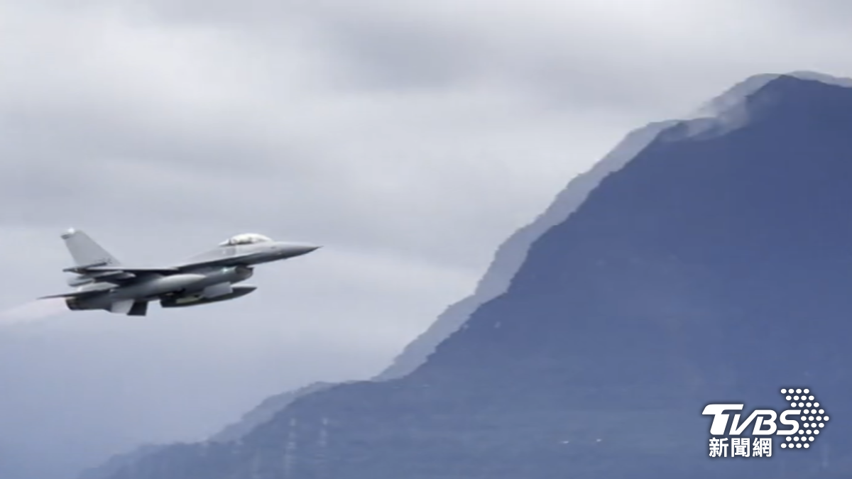 飛官G力昏迷驚醒拉回 空軍:長機伴返安降(圖/TVBS)
