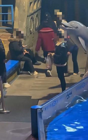 一名男子在水族館內抽菸。(圖/翻攝自X)