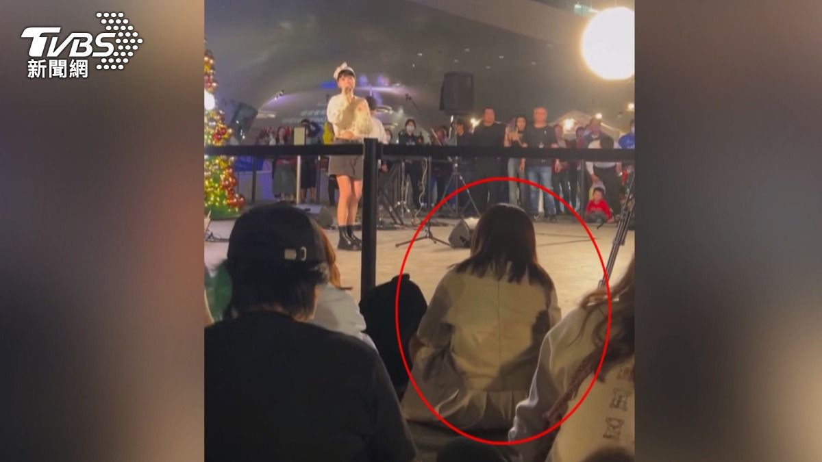 11月底曹雅雯在衛武營公開表演，劉姓女子無視保護令，坐在第一排悠哉欣賞演唱會。（圖／民眾提供）