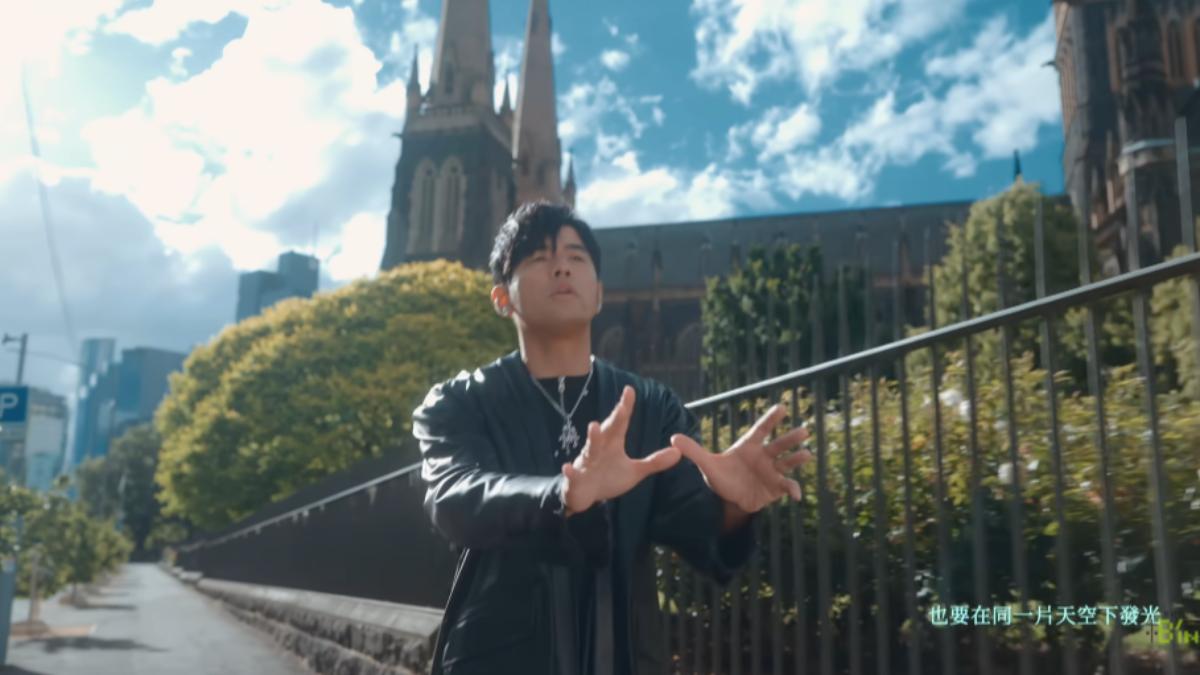 周杰倫在〈恆星不忘Forever Forever〉MV裡再現經典走路橋段。(圖/翻攝自相信音樂BinMusic YouTube頻道)