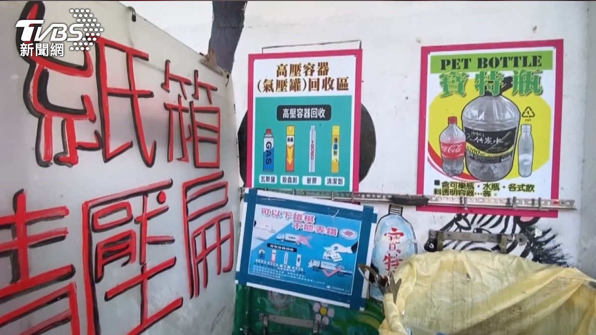 百支打火機丟垃圾 彰化清潔車驚爆險燒毀。(圖/TVBS)