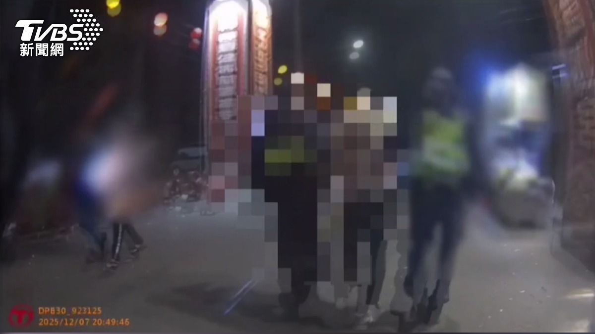   18歲詐欺通緝犯參加廟會遇警！掙脫逃跑失敗　搜出毒品GG了。(圖／TVBS) 