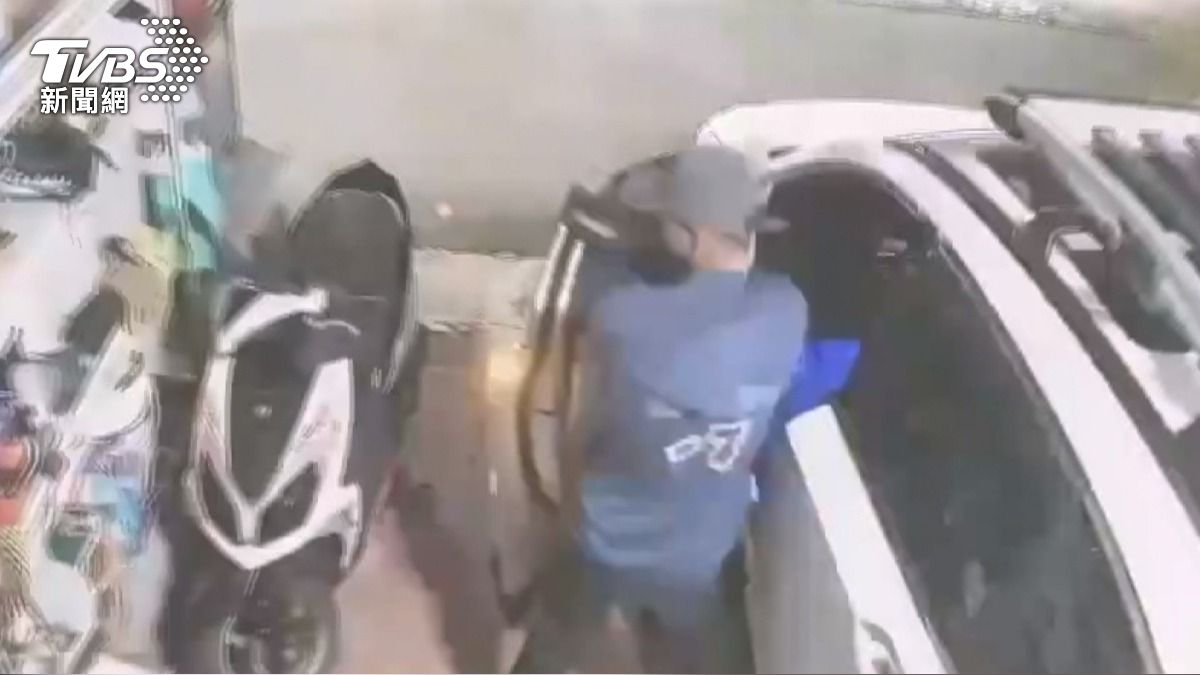 台中「全副武裝」慣竊狂開車門偷!市區偷到郊區 看監視器仍囂張下手。(圖/TVBS)