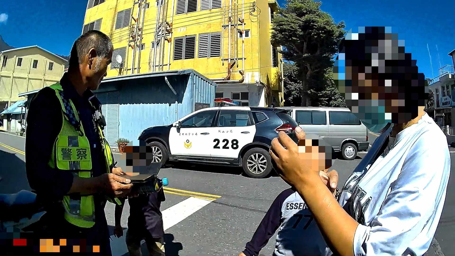 男童媽媽到場，稱兒子頑皮。（圖／警方提供）