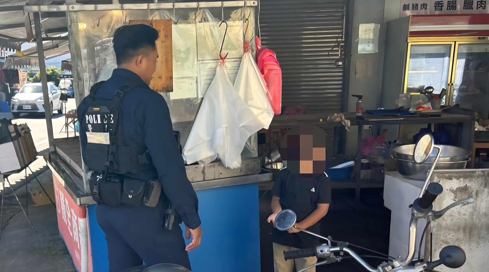 男童一個人被留在市場路口。（圖／警方提供）